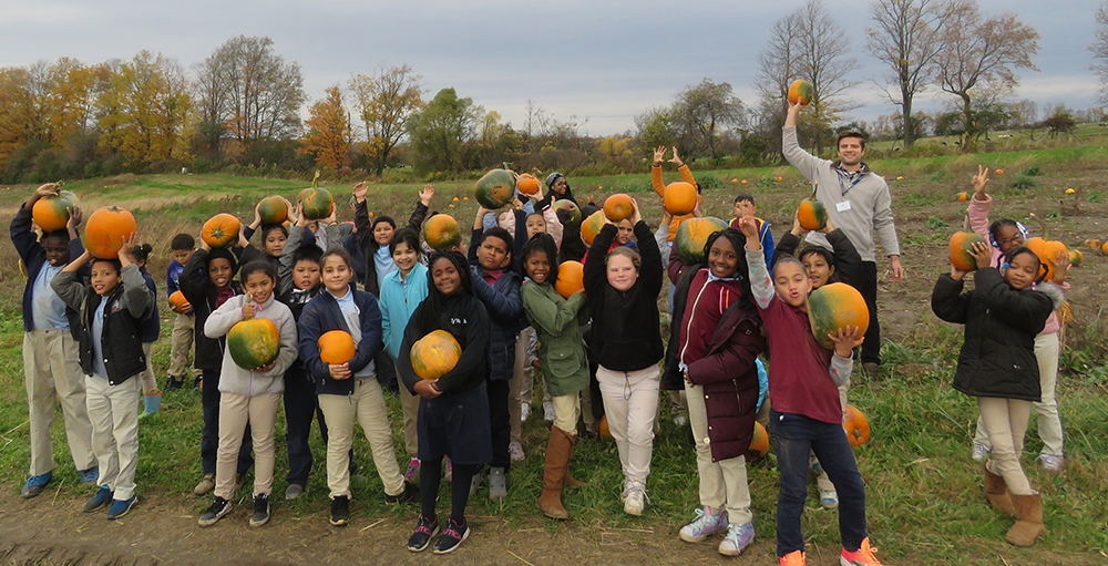 Second and third grade Atoms visited The Pumpkin Hollow on a class field trip