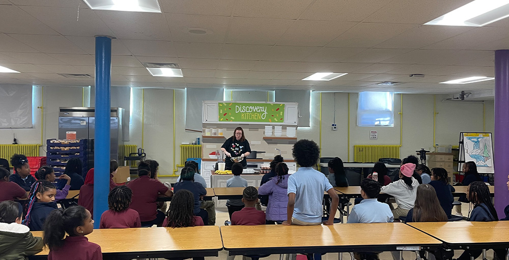 Tammy Pittsley Whips up Healthy Smoothies with Citizenship & Science Academy of Syracuse Elementary Students